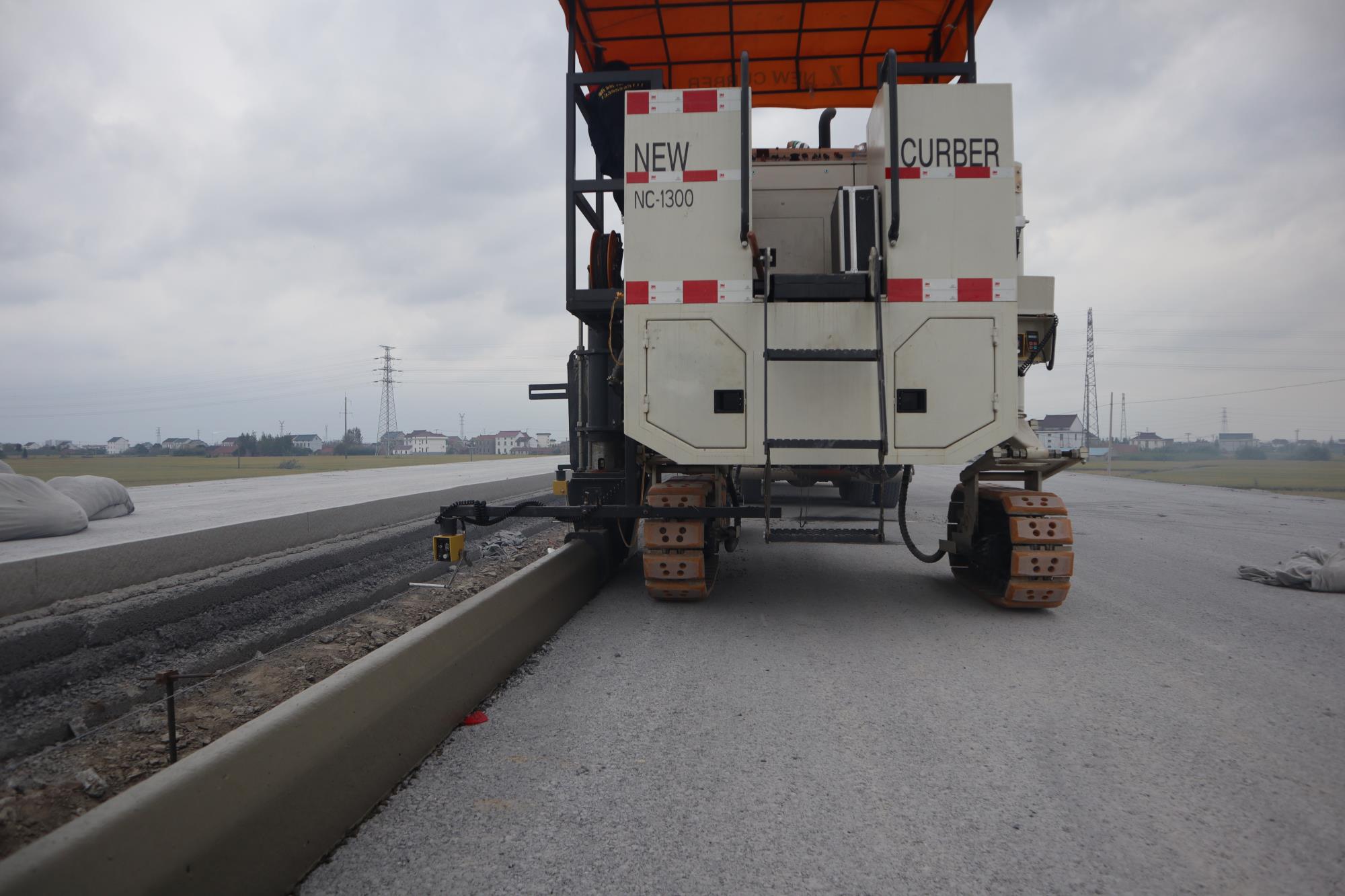 多功能路緣石滑模機(jī)，一機(jī)多用，一次成型滑模施工