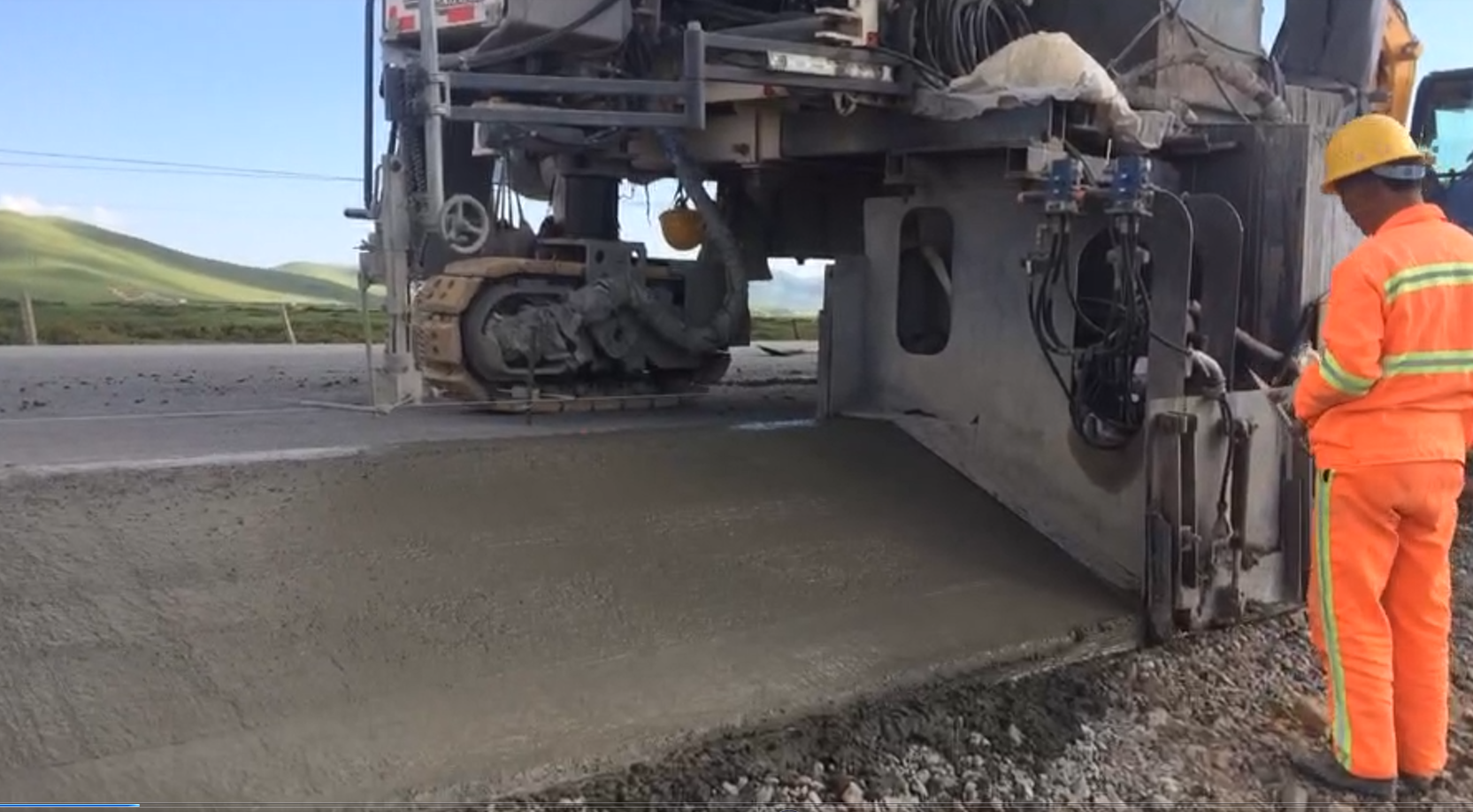 春、秋季多風(fēng)天氣路緣石滑模機(jī)滑模施工注意事項(xiàng)