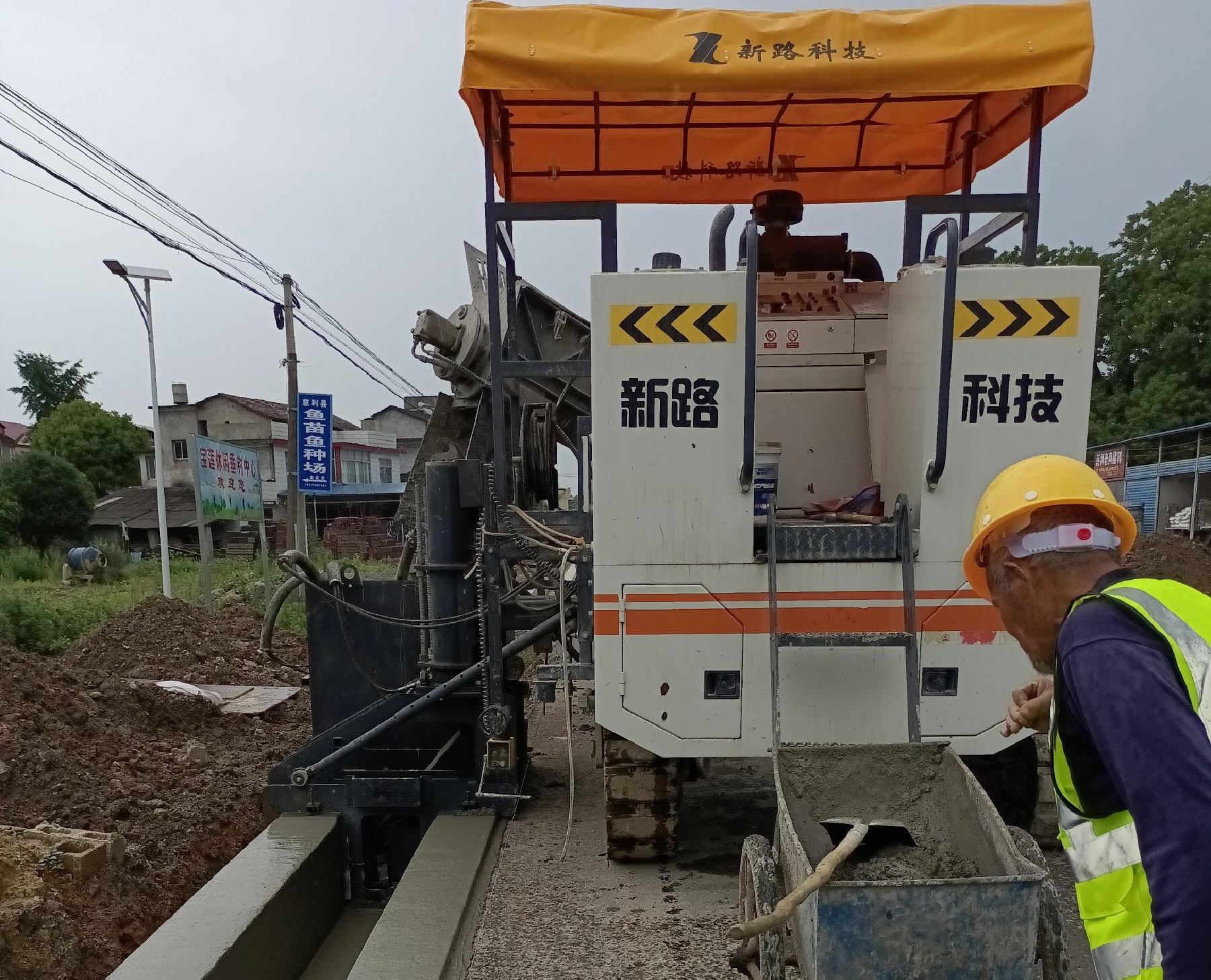 G353慈利至張家界城區(qū)公路排水溝滑模一次性成型，滑模施工效率高