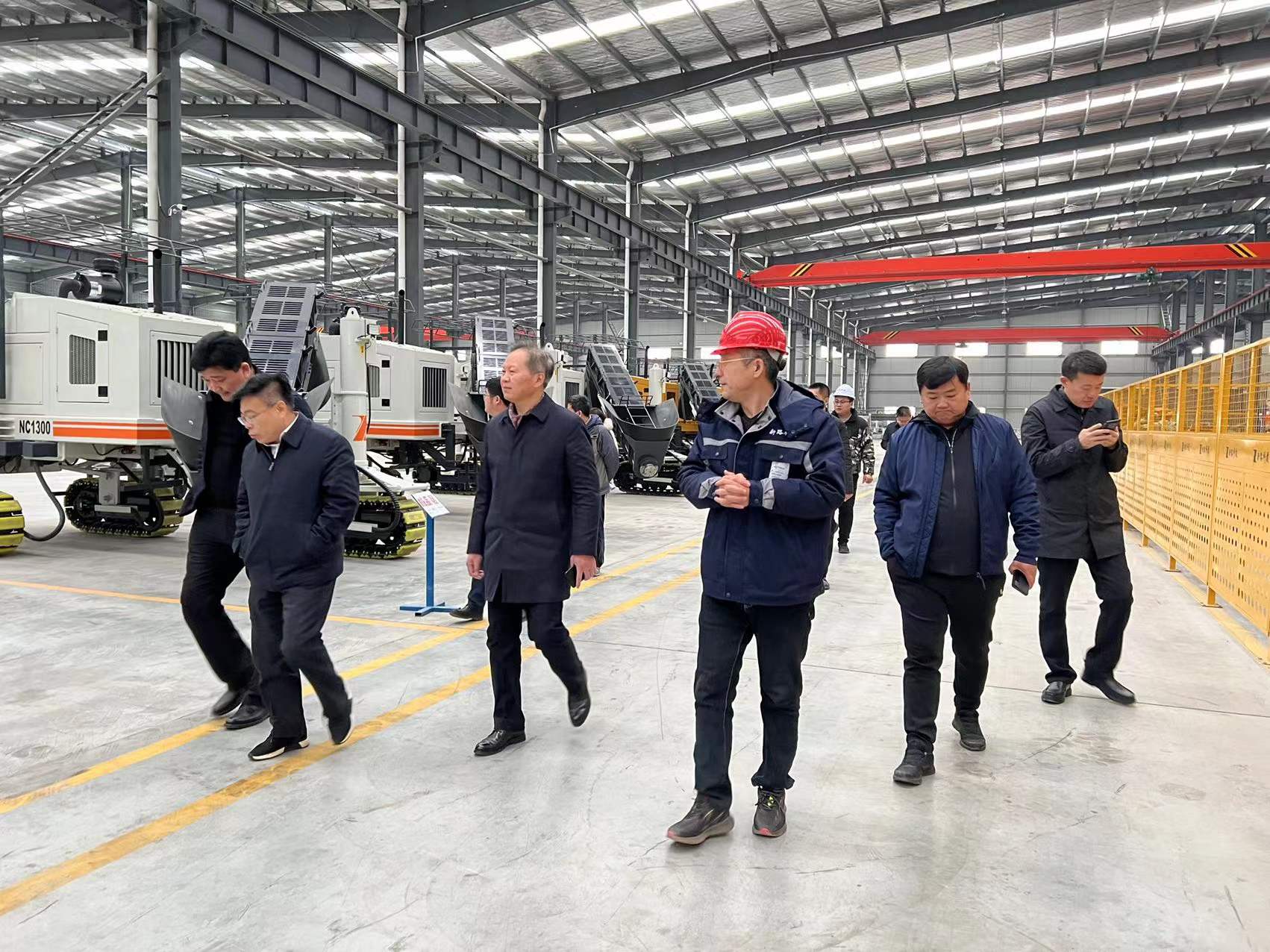 熱烈歡迎徐州市委市政府、淮海國際港務(wù)區(qū)、柳新鎮(zhèn)一行領(lǐng)導(dǎo)來我司參觀考察工作